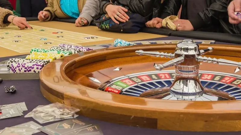 Players around a live roulette table