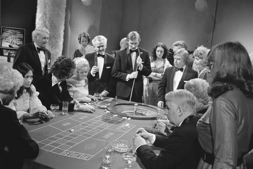 Croupier dealing the next hand